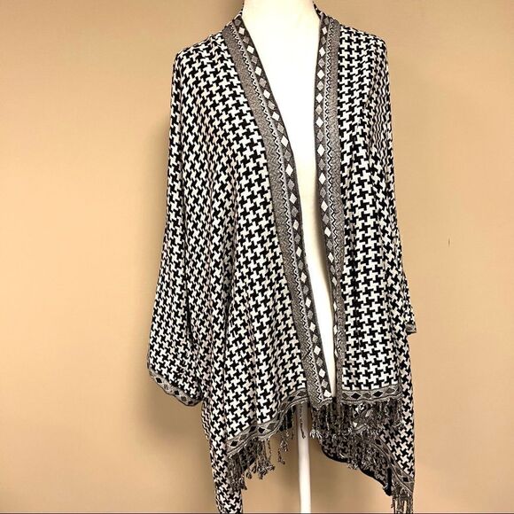 BOK Black and white patterned shawl/cape. S/M/L - Picture 1 of 7